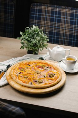 Biber, salam ve mantarlı peynirli pizza