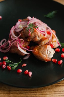 Soğan ve nar ile kavrulmuş ıstakoz eti