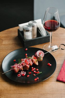 Kavrulmuş domuz eti kebap