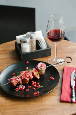 Kavrulmuş domuz eti kebap