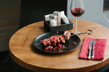 Kavrulmuş domuz eti kebap