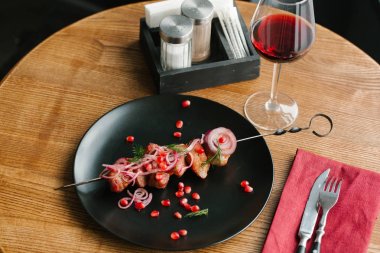 Kavrulmuş domuz eti kebap