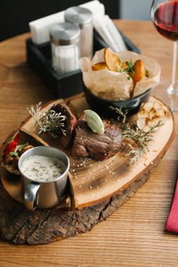 Nadir sığır eti biftek ve kızarmış patates