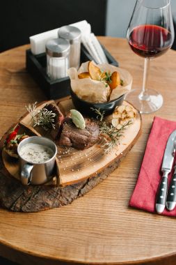 Nadir sığır eti biftek ve kızarmış patates