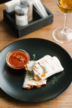 Peynir ile kızarmış tortilla rulo