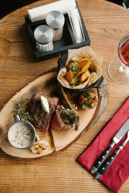 Nadir sığır eti biftek ve kızarmış patates