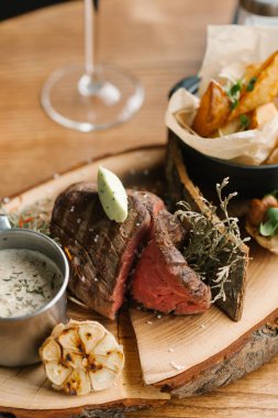 Nadir sığır eti biftek ve kızarmış patates