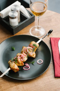 Kavrulmuş Tavuk et kebabı