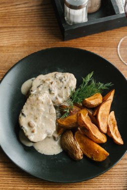 Dana pirzola ve kızarmış patates dilimleri