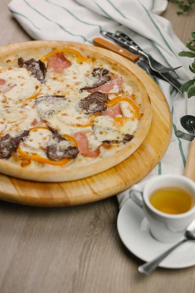 Peynirli pizza jambon ve biber ile