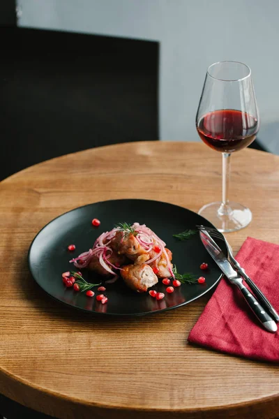 Carne de langosta asada con cebolla y granada — Foto de Stock