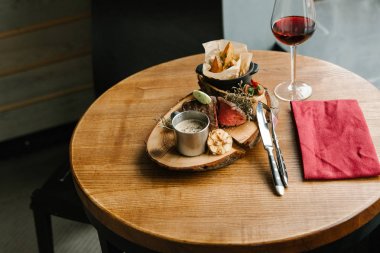 Sığır eti biftek ve kızarmış patates dilimleri