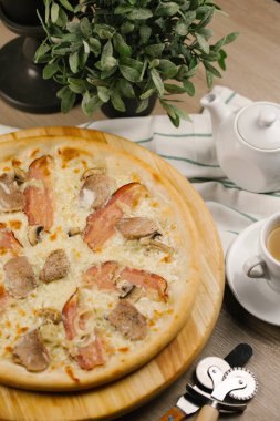 Peynirli pizza pastırma ve sığır eti ile
