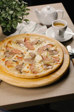 Peynirli pizza pastırma ve sığır eti ile