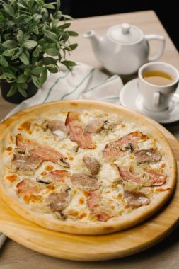 Peynirli pizza pastırma ve sığır eti ile