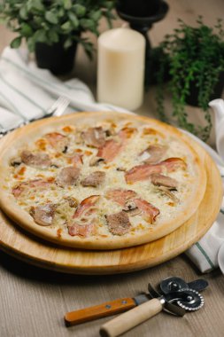 Peynirli pizza pastırma ve sığır eti ile