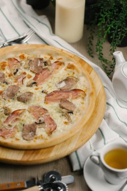Peynirli pizza pastırma ve sığır eti ile
