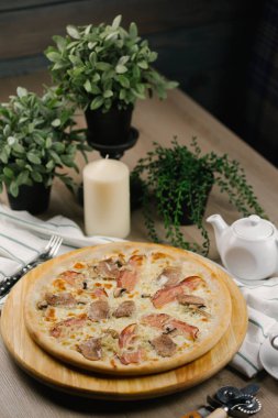 Peynirli pizza pastırma ve sığır eti ile