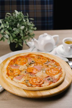 Peynirli pizza jambon, mantar ve domates