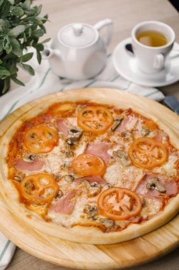 Peynirli pizza jambon, mantar ve domates