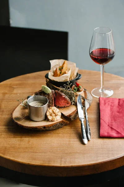 Sığır eti biftek ve kızarmış patates dilimleri