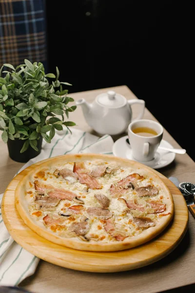 Cheese pizza with bacon and beef — Stock Photo, Image