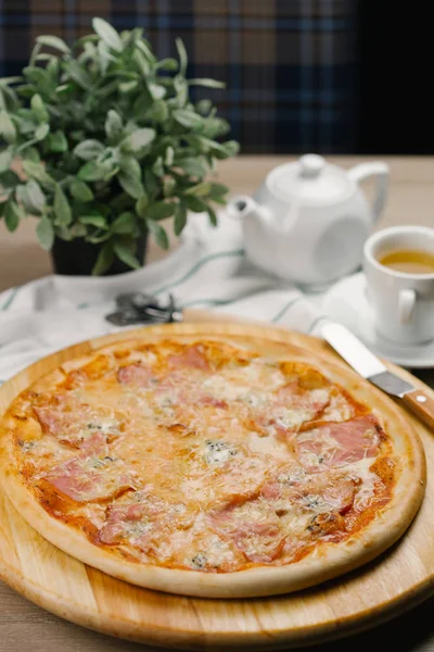 Peynirli pizza pastırma ve otlar ile