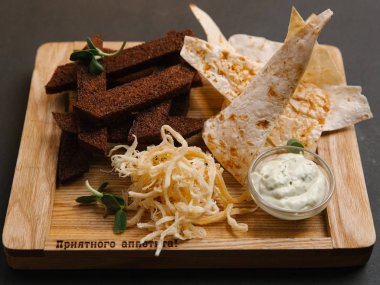 Kaşarlı tost, ekmeği ve kuru mürekkep 