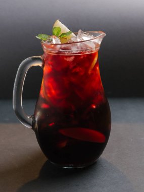 Kiraz yumruk buz ile sürahi 