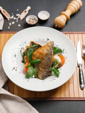 Domates ve beyaz peynir ile kızarmış balık biftek 