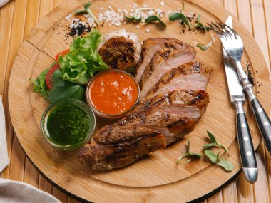 Kavrulmuş Dana dilimler halinde kesip