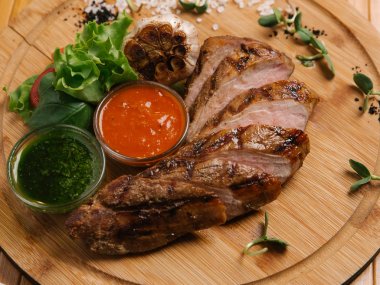 Kavrulmuş Dana dilimler halinde kesip