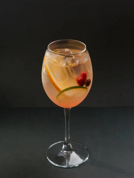 Vanilj och vit rom cocktail med lime — Stockfoto