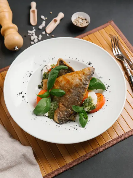 Domates ve beyaz peynir ile kızarmış balık biftek 