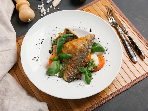 Domates ve beyaz peynir ile kızarmış balık biftek 