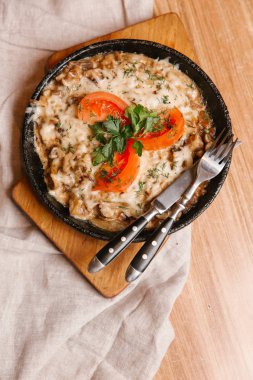 Mantar ve peynir güveç domates ile