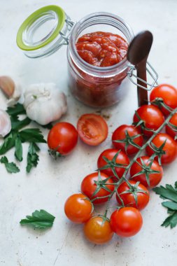 Kırmızı domates ve ev yapımı domates sosu kavanoz