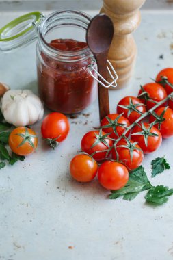 Kırmızı domates ve ev yapımı domates sosu kavanoz