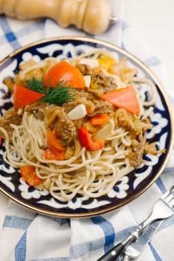 Spagetti makarna domuz eti ve domates ile