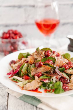 Tavuk, domates ve ıspanak salatası