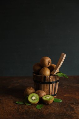 Taze bütün ve kesme kivi