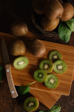 Taze bütün ve kesme kivi