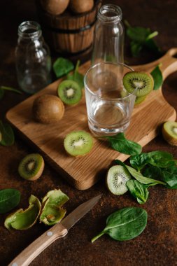 Taze bütün ve kesme kivi