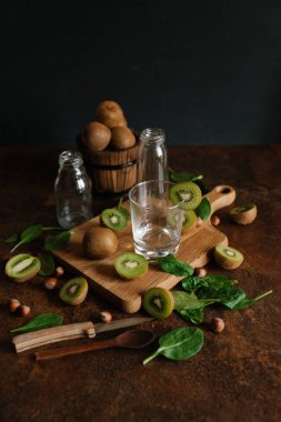 Taze bütün ve kesme kivi