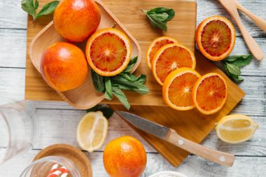 Taze bütün ve kesme kan portakal