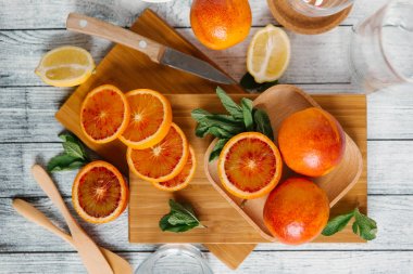 Taze bütün ve kesme kan portakal