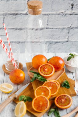 Taze bütün ve kesme kan portakal