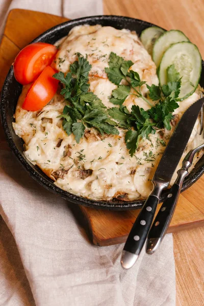 Mantar ve peynir güveç domates ile