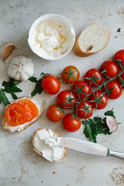 Tomatoes and cheese and tomato open sandwiches — Stock Photo, Image