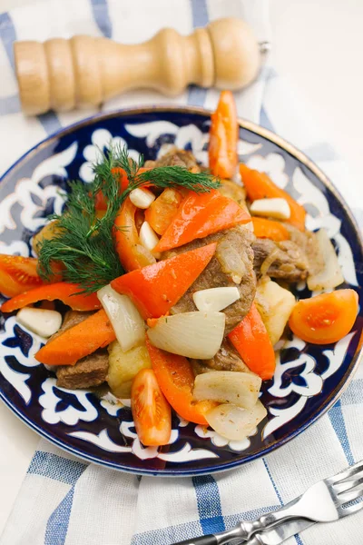 Baked potatoes and beef with tomatoes and peppers — Stock Photo, Image